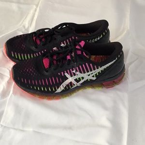 Women’s 7 ASICS T5J6N Gel Running Shoe